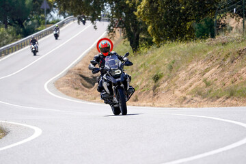 motocicleta, moto deportiva, motociclista, piloto, curvas, carretera, asfalto, conducción, velocidad, adrenalina, libertad, deporte extremo, equipo de protección, traje de cuero, casco, rodilla al sue © laurentiu