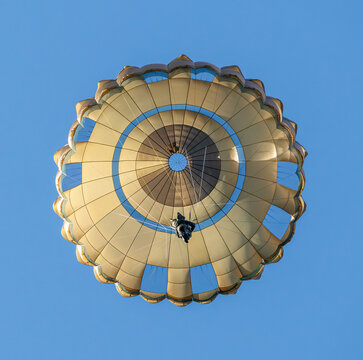 Zwischen Himmel und Erde gibt es keinen Raum f&uuml;r Fehler. Die letzten Meter im Sinkflug &ndash; die Ruhe vor dem Sturm, bevor das Bataillon am Boden zur taktischen Einheit verschmilzt.