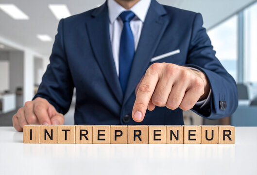 Intrepreneur - Geschäftsmann zeigt auf das Wort "Intrepreneur"