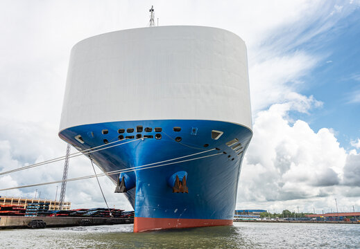 Gro&szlig;es Frachtschiff im Hafen
