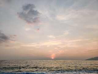Obraz premium beautiful dramatic landscape of sunset on the sea beach