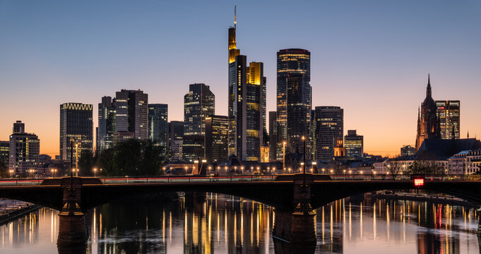 Frankfurt bei Nacht &ndash; Panoramafoto
