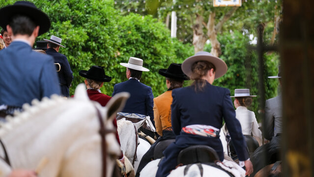 Jinete a caballo con sombrero en feria.