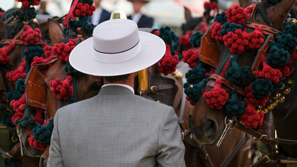 Jinete a caballo con sombrero en feria. © escobedoheart