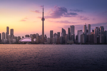 Naklejka premium Toronto city skyline at sunset on Lake Ontario - Toronto, Ontario, Canada