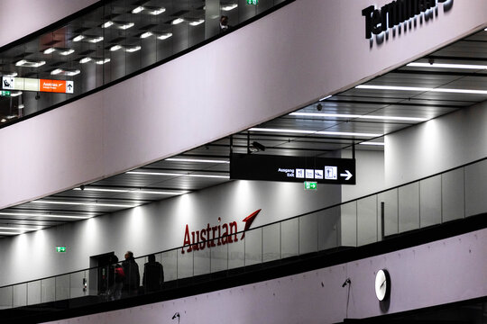 Schwechat, &Ouml;sterreich: Austrian Airlines Terminal am Flughafen Wien Schwechat