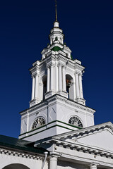 Obraz premium The bell tower of the Church of the Savior Not Made by Hands in the rows in Kostroma.