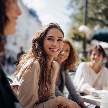 Freundinnen sitzen lachend im Caf&eacute; &ndash; urbaner Lifestyle, Begegnung, Sommer, Genuss, Kommunikation, Stadtleben, Gemeinschaft, Entspannung, Copyspace