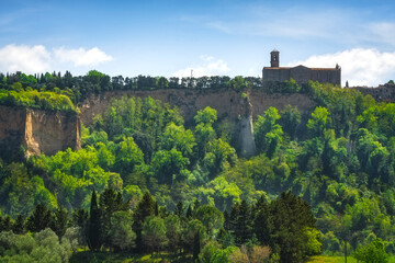 Obraz premium Le Balze Cliffs and San Giusto Church in Volterra, Italy