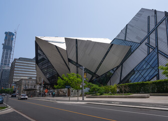 Naklejka premium Royal Ontario Museum - Michael Lee-Chin Crystal Facade - Toronto, Ontario, Canada