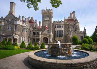 Naklejka premium Casa Loma Castle and fountain - Toronto, Ontario, Canada