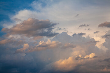 Fototapeta premium Beautiful dramatic clouds and sky on a summer evening