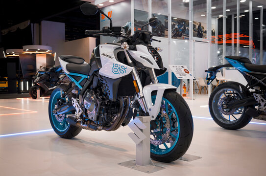 Suzuki GSX-8S naked motorcycle, featuring a tubular frame, parallel twin engine, and dual front disc brakes, displayed in a showroom.