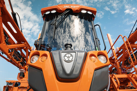 Jacto Uniport 3030 self propelled sprayer with pressurized jet system, extendable booms and electronic control for precise agricultural application.