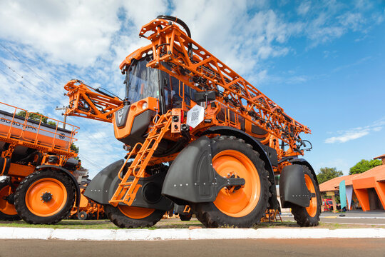 Jacto Uniport 3030 self propelled sprayer with pressurized jet system, extendable booms and electronic control for precise agricultural application.
