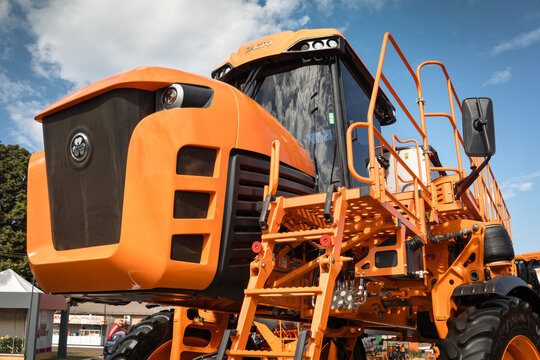 Self-propelled agricultural sprayer Jacto Uniport 8030 NPK 1, featuring elevated cab, robust chassis, and high flotation tires.