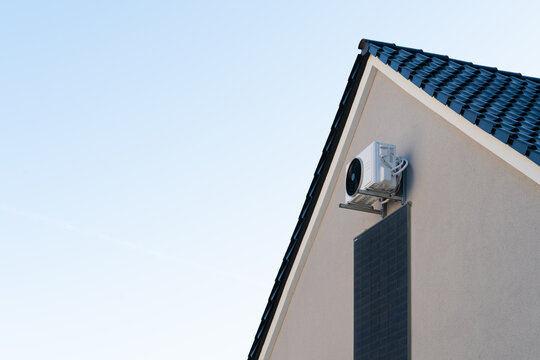 Combination of multi-split air conditioning/air-to-air heat pump and photovoltaics