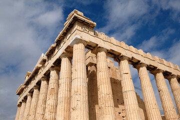 Fototapeta premium columns of the ancient Greek Parthenon temple against a cloudy sky