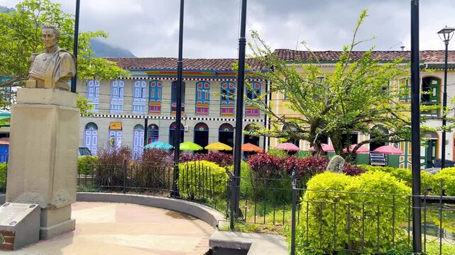 Bust of Sim&oacute;n Bol&iacute;var in the main park of Pijao, Quind&iacute;o, Colombia. Panoramic view of the main park