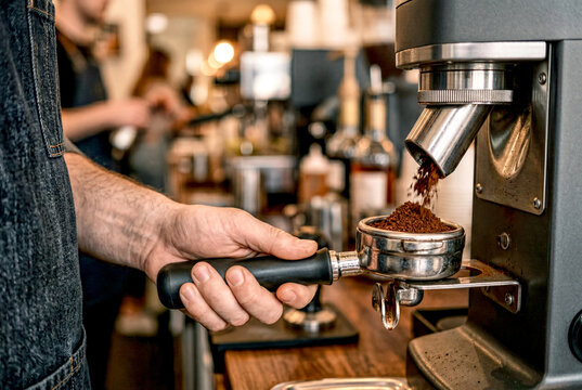 コーヒー豆を挽くバリスタの手元