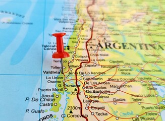 Naklejka premium View of Valdivia, is a city and commune in southern Chile, on a geographical map of America, marked with red push pin