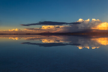 Obraz premium Sunset at the Salar de Uyuni - Potosi, Bolivia