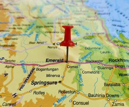 View of Emerald, is a town and locality in the Central Highlands Region, Queensland, Australia, on a geographical map of Australia and New Zealand, marked with red pus