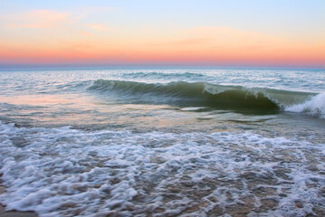 Obraz premium Waves under a beautiful Lake Michigan sunset at Illinois Beach State Park
