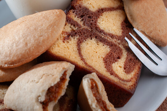 reposteria fina, pan dulce mexicano para desayuno postres o cenas en familia, tradicional. acercamiento o zoom a pan. panque marmoleado con empanadas de cajeta rellenas de cajeta