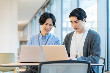 Fototapeta premium オフィスで会議をするエンジニア 撮影協力：学校法人電波学園 東京電子専門学校