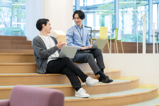 オフィスで会議をするエンジニア　撮影協力：学校法人電波学園　東京電子専門学校