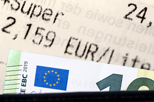 Tankquritunng als Symbol f&uuml;r hohe Kraftstoffpreise und Euro Geldscheine