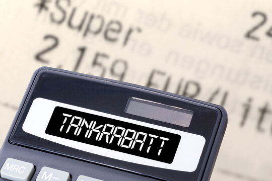 Tankquittung einer Tankstelle und Taschenrechner als Symbol f&uuml;r den Tankrabatt in Deutschland aufgrund der Energiekrise