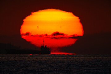 海と切り離される日の出の太陽20250214-4 © Kouzi.Uozumi