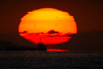 海と切り離される日の出の太陽20250214-5 © Kouzi.Uozumi