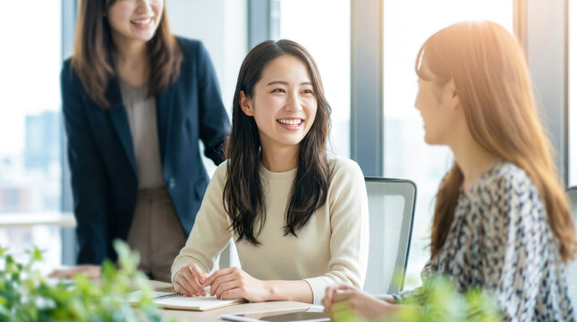 仲良しの同僚と談笑をする女子社員