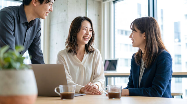 スタートアップチームがアイデアを共有するミーティング、成長を目指すビジネスシーン