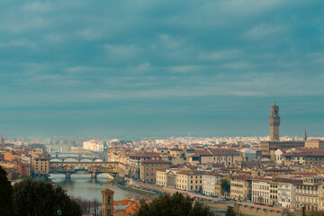 Obraz premium Florence city Arno river skyline in Italy on a cloudy autumn sky