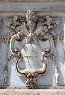 Stemma di Papa Clemente XII Corsini, dettaglio scultoreo in marmo, Roma