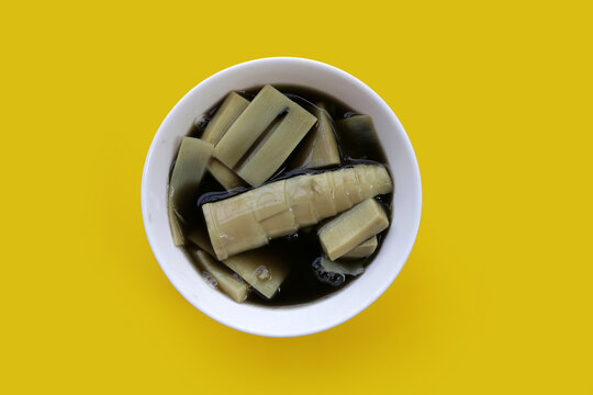 Bamboo shoot in tiliacora triandra juice