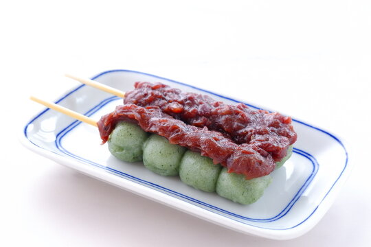 蓬を使った草餅で作った緑色のおだんごに、こしあんをたっぷり載せた、よもぎ団子
