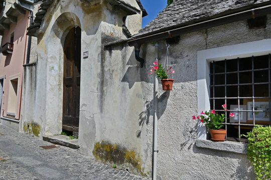 Valle Vigezzo, Santa Maria Maggiore: vecchie case, vicoli e decorazioni, Verbano Cusio Ossola, Piemonte.