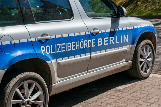 Blaues Polizeiauto mit dem Schriftzug Polizeibeh&ouml;rde Berlin