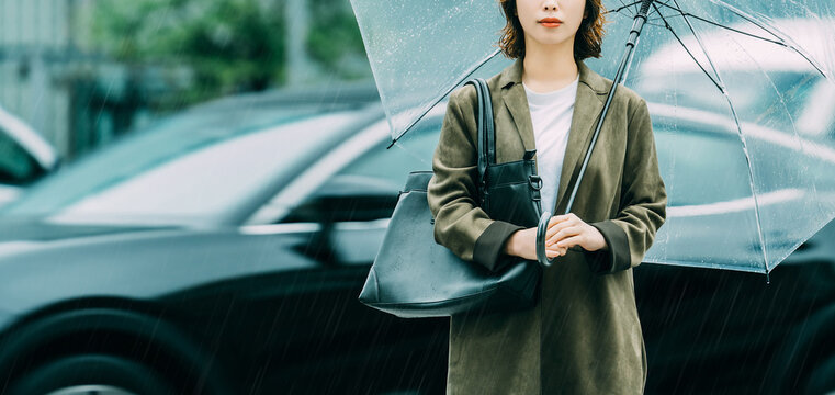 雨の日に横断歩道を渡る日本人女性・ビジネスウーマンのビジネスイメージ（LP・バナー向け）, Japanese Businesswoman Crossing Crosswalk on Rainy Day