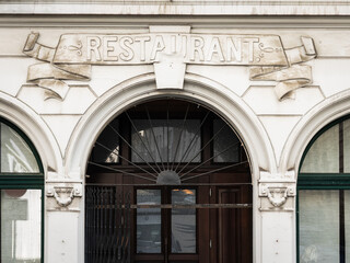 Historische Jugendstil Restaurantfassade mit Schriftzug Restaurant über einem  Rundbogenportal, Wuppertal, Deutschland © Robert Poorten