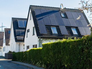 Einfamilienhaus mit Solaranlage auf dem Dach in Essen, Deutschland © Robert Poorten