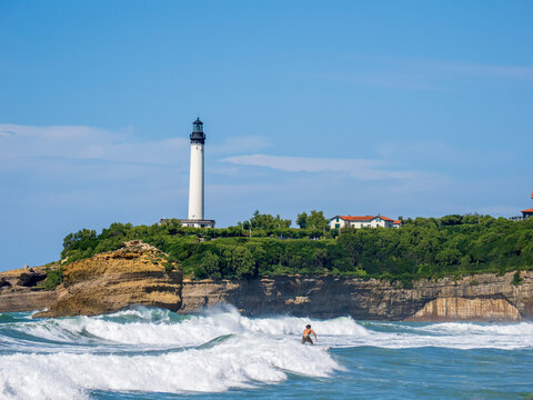 Le phare de Biarritz et les vagues