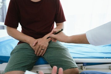 Obraz premium Doctor consulting a male patient about prostate health and urinary tract inflammation in a clinic, discussing symptoms and treatment during a medical checkup. 