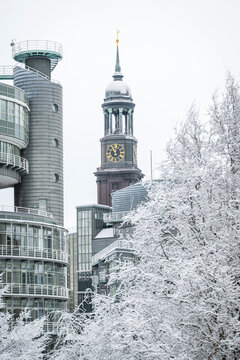 Sankt Michaelis church and modern building in snowy Hamburg