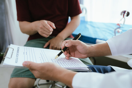 Doctor consulting a male patient about prostate health and urinary tract inflammation in a clinic, discussing symptoms and treatment during a medical checkup.